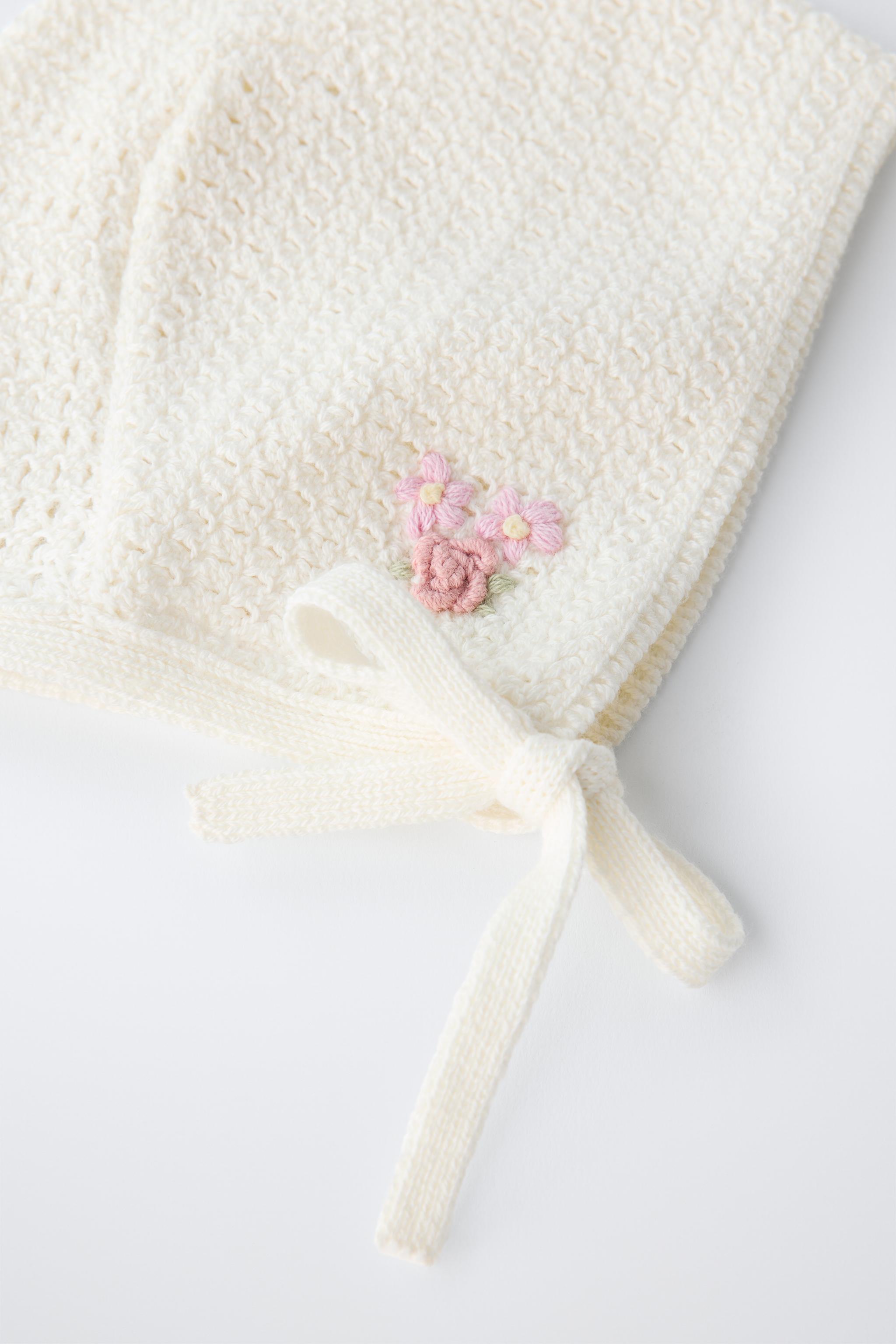 BONNET EN MAILLE FLEUR BRODÉE